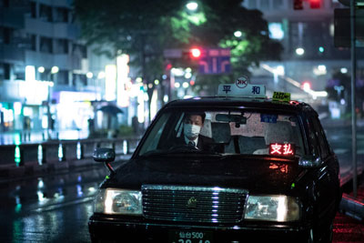 夜のタクシー車両
