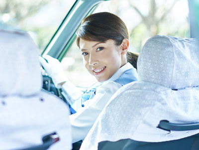 女性タクシードライバー