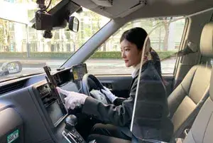 当社では多くの女性ドライバーが活躍しています。男女別の専用ルームがあるのでセキュリティー面でも安心です。安定勤務＆収入実現しよう！