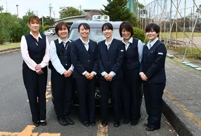 女性ドライバー多数活躍中です。タクシーのお仕事は1日で休憩は自分で好きにとれるので、営業車で自宅にもどってやりのこした家事もできますし、休日も多いのでとても魅力的な仕事で