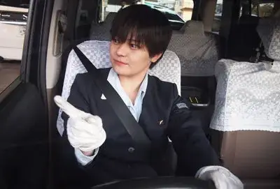 遠鉄タクシーでは無線での仕事が70％以上。お客様から電話をいただいてお迎えにあがる仕事がメインなんです。市内各所に営業所や待機場所があって、一番近くの待機車から配車していく