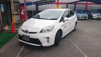 弊社の車両は全車プリウスを使用しています。燃費もいいですし、静かで乗り心地の良い車です。