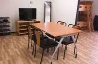 教習寮を本社建物内に用意しております。また、独立してお住まいになりたい方は、営業所周辺に借上げ寮（敷金、礼金なし）もご用意しておりますので、ご安心ください。 尚、教習期間