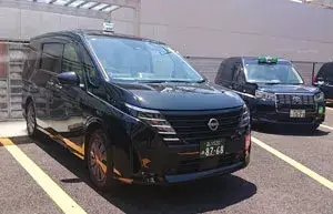 ジャパンタクシーの他、セレナ・リーフの新車両も導入！電気スタンドも完備