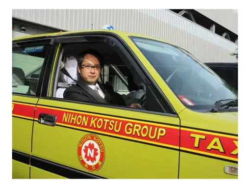 はじめは自分にできるか不安でしたが、研修も丁寧ですし、先輩方もみな優しく色々教えてくださるので楽しく働けています！明るくて雰囲気のいい会社ですよ！