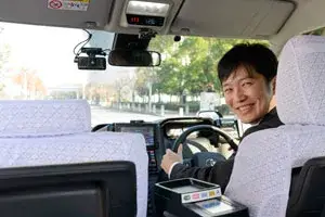 国際自動車のキャリア（中途）採用者の95％は未経験からのスタートですが、タクシードライバーはやる気や努力次第でキャリアや性別に関わらず高収入を得ることができる仕事です。