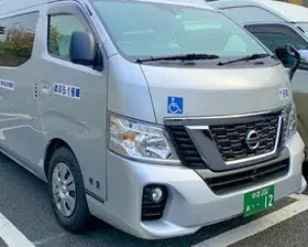 ②送迎ドライバー（民間救急）は、障がい者施設などの朝・夕の送迎業務の他、 日中も施設利用者のお出かけや販売業務の送迎などをしていただくお仕事です。