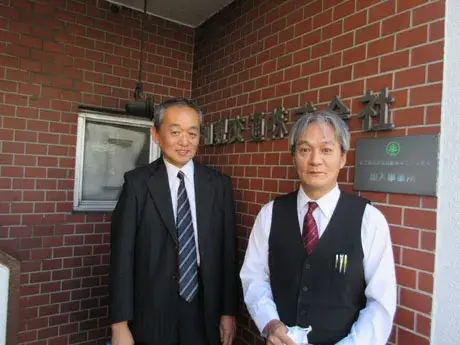 乗務員同士は顔を合わせる度に冗談を言い合って、笑いが止まらなくなるほどですが、管理職の人や事務スタッフの人とも仲良しです。「いってらっしゃい！」「今日もいい男ね。」なんて