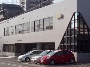 当社はの社屋は、広大な敷地にあり、とても綺麗な社屋です。自分の働く会社が綺麗って大切ですよね！