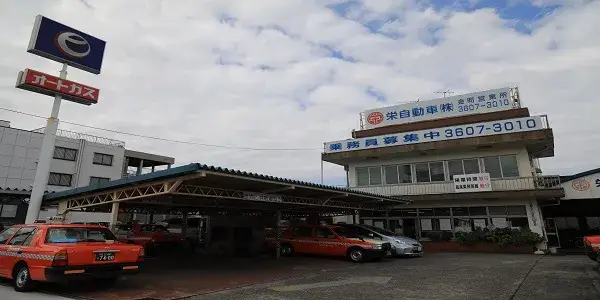 次世代タクシー『ジャパンタクシー』で都心を走るタクシードライバー