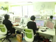 本社1Fのコールセンター。ここで専用のオペレーターが一日平均1,200本もの無線依頼を受け付けています。地域密着型でリピーターのお客様が多いのがイワタクの特徴の一つです。