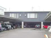 大宮営業所は「東大宮駅」「七里駅」から徒歩23分とちょっと遠め。だから、車やバイク、自転車で通勤する人が多数（専用駐車場完備）。営業所は築浅でモダンな造りの建物です◎