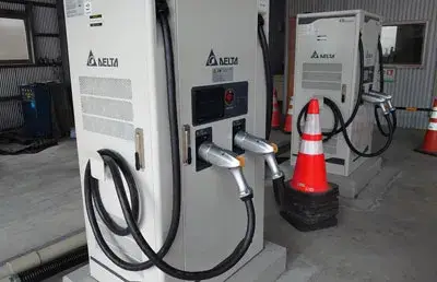 自社充電設備を複数完備！EV車両でも安心して仕事ができる環境が整っています。