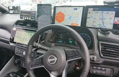車内の画像。ナビをはじめ各種決済機・各アプリの端末を搭載しています。