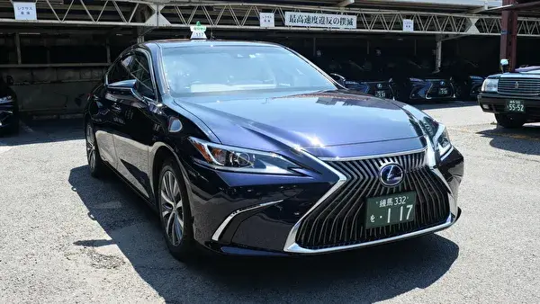＜レクサスタクシー＞法人タクシー業界では当社が初の新車から導入。最上級車として、快適空間を提供します。