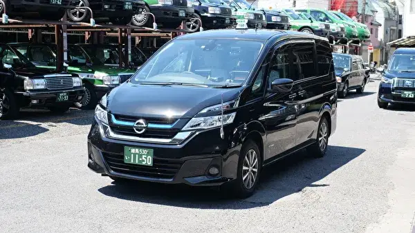 ＜アルファード＞広々とした室内空間で多人数の乗車や荷物の多い乗客に対応。