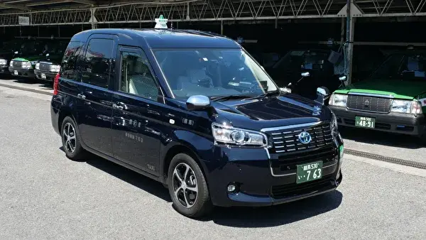 ＜ジャパンタクシー＞お客様が乗降しやすい広い間口、ゆったりとした座席空間と乗り心地を実現。乗務員の観点では良好な視界と安全性が向上しました。