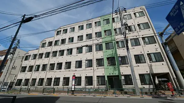 個室寮は、エアコン・テレビ・冷蔵庫・寝具を完備しております。 全国各地の出身者が多数入居しているので、なじみやすい環境です。 会社まで徒歩5分と至近！