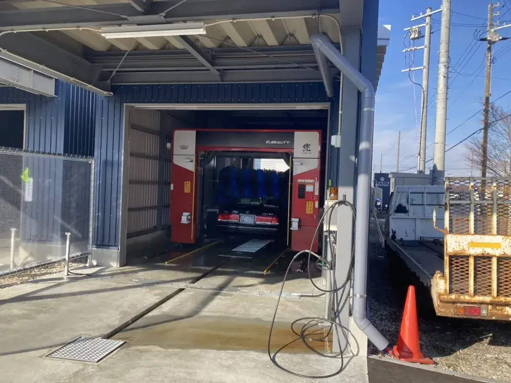 最新の洗車機も導入済みです。