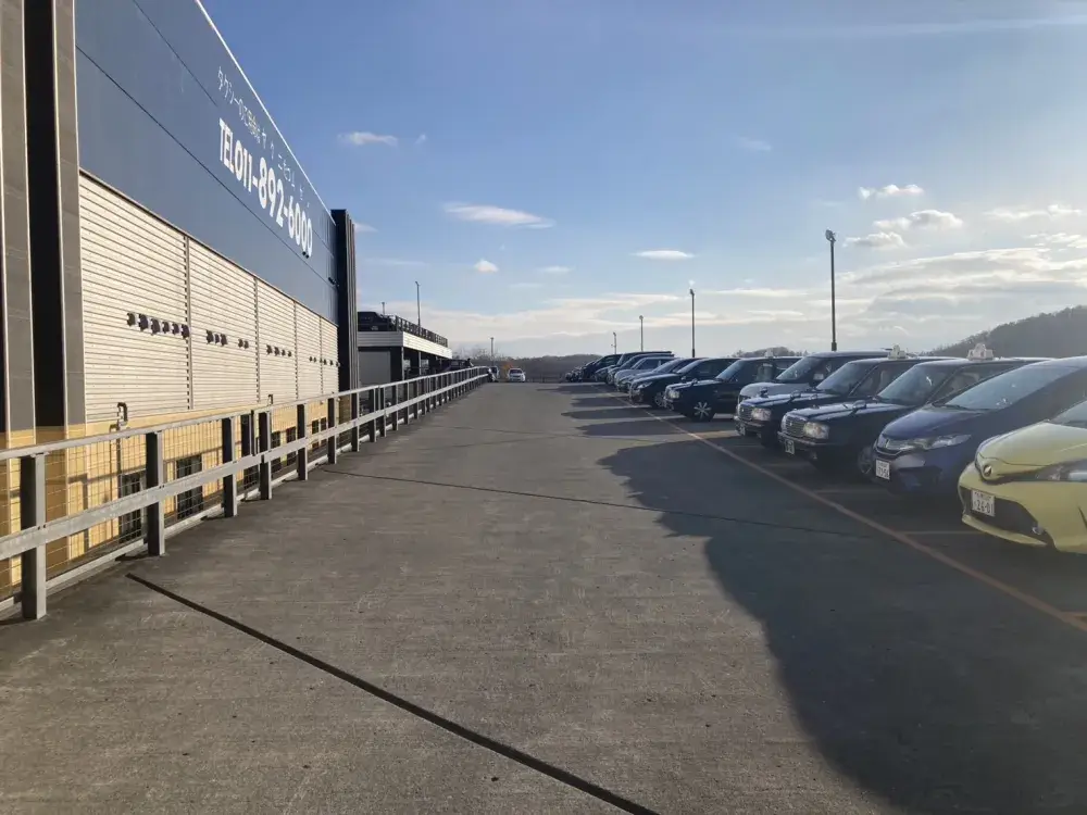 広大な駐車場を完備しており、自家用車での通勤も安心です♪