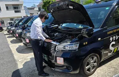 出庫前のチェックも欠かさず行っています。安心安全運行！