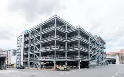 淡路営業所の大型立体駐車場。出入り口も広く出庫時もラクラク！