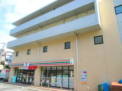 社員寮完備！なんと社員寮の1階には24時間のコンビニがあるのでとても便利