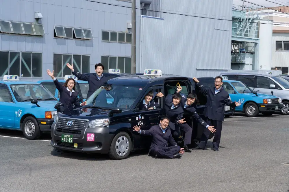 女性ドライバー多数活躍中です。タクシーのお仕事は休憩は自分で好きにとれるので、営業車で自宅に戻って家事もできますし、休日も多いのでとても魅力的な仕事です！