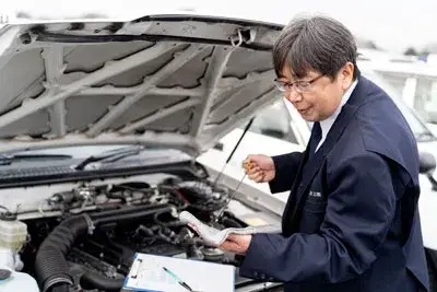 車両点検と言っても整備士が行うような仕事ではなく、点検記録票を片手に車をチェックします。