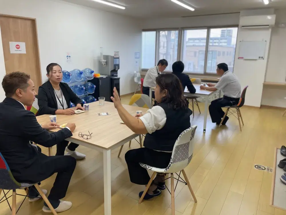 休憩室では、皆さん自由にくつろいだり、談笑したりしています